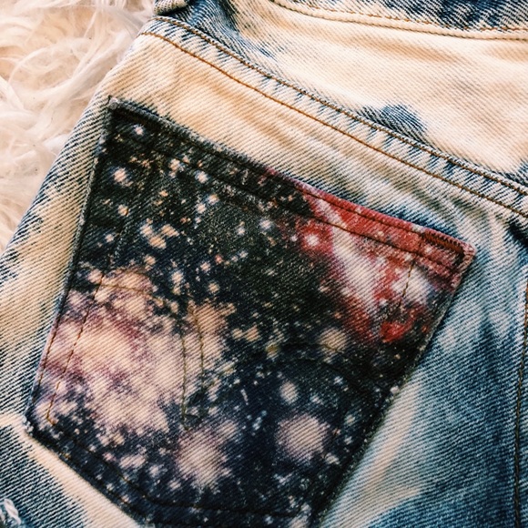 Levi’s Acid Wash Galaxy Pocket High Waisted Shorts - Picture 3 of 3
